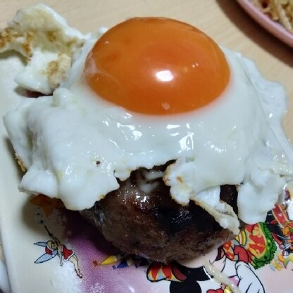 私は目玉焼きを上に乗せたチーズハンバーグを作らせて頂きました。